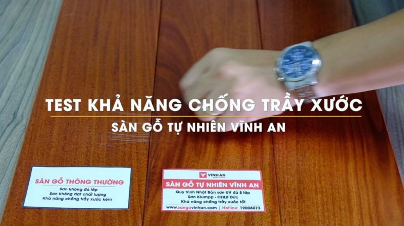 Test khả năng chống trầy xước của sàn gỗ tự nhiên Vĩnh An